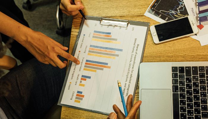 analítica de marketing digital mientras esa siendo estudiada por expertos