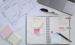cuaderno de notas llenos de pegatinas con texto para añadir novedades