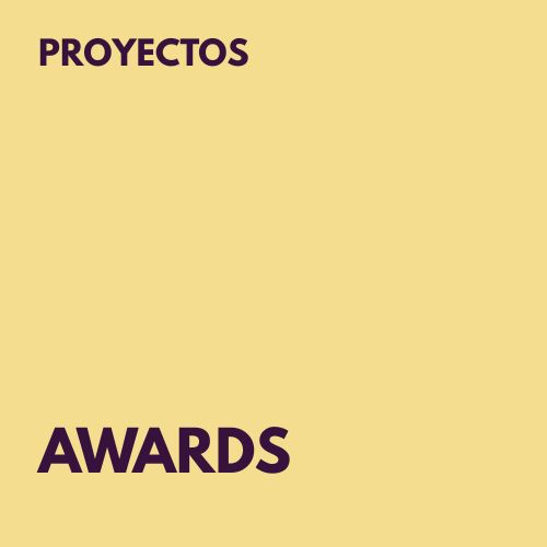 texto de awards en morado oscuro sobre fondo amarillo
