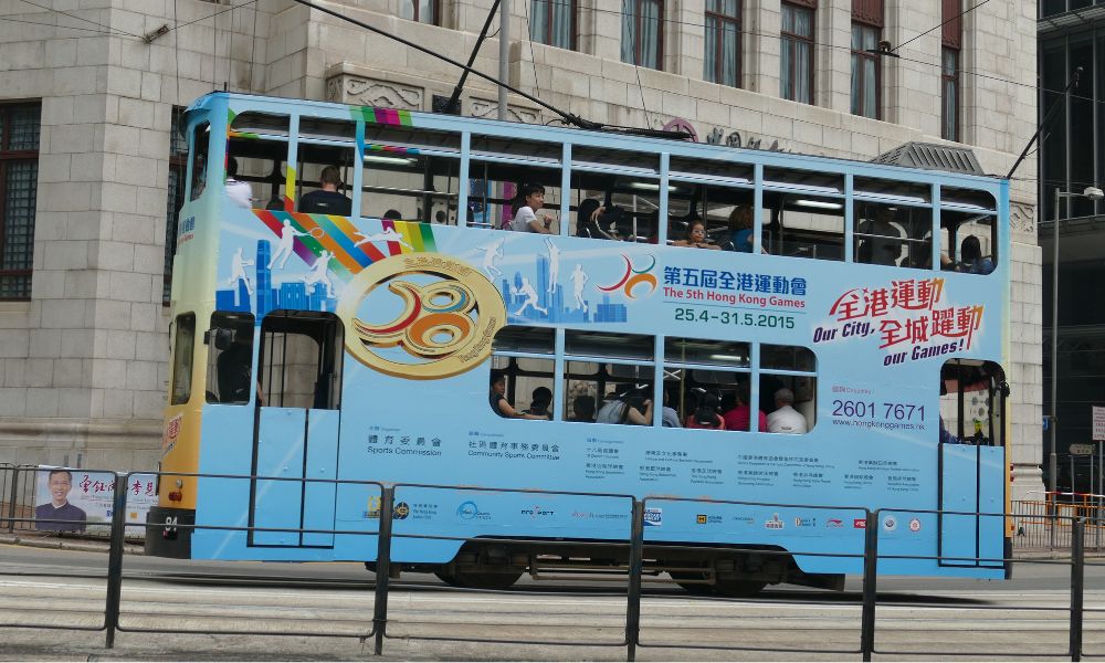 autobús turístico con marcas por la chapa del vehículo, una estrategia de marketing