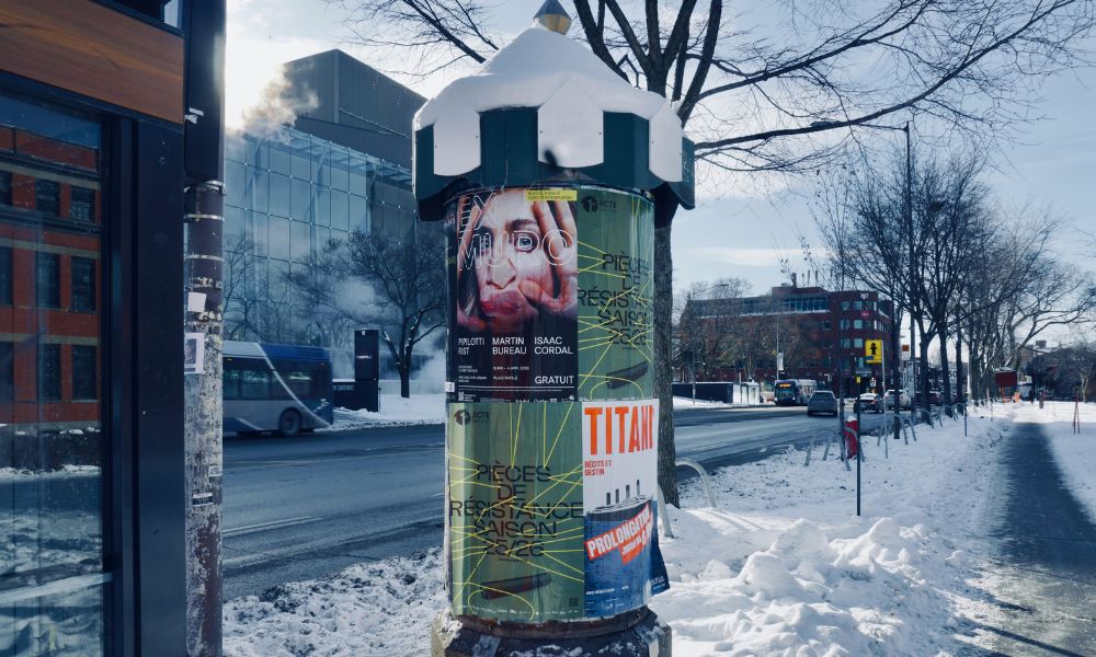 publicidad exterior, carteles pegados en una estructura de la calle para ganar visibilidad